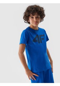4F JUNIOR - T-shirt z nadrukiem chłopięcy - kobaltowy. Okazja: na co dzień. Kolor: niebieski. Materiał: bawełna, dzianina, jersey. Długość rękawa: krótki rękaw. Długość: krótkie. Wzór: nadruk. Sezon: lato. Styl: casual, sportowy