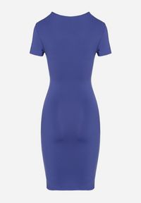 Born2be - Granatowa Sukienka Dopasowana z Marszczeniem i Wycięciem Laciann. Kolor: niebieski. Wzór: aplikacja. Styl: elegancki #3