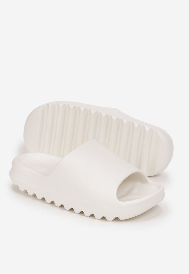 Born2be - Białe Piankowe Klapki na Podeszwie z Wycięciami Ferietta. Kolor: biały. Obcas: na platformie. Styl: wakacyjny, sportowy