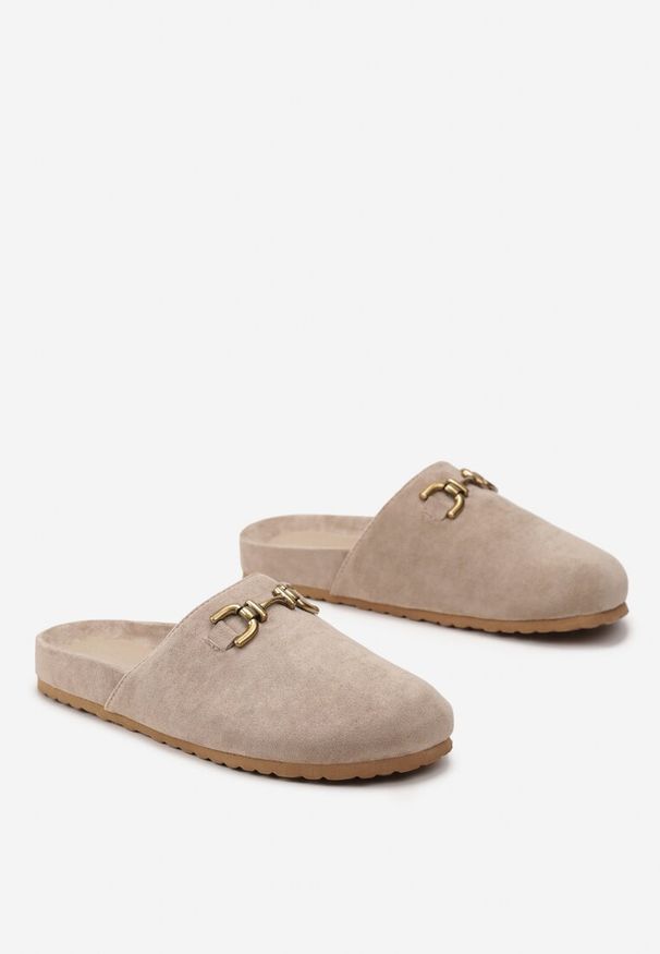 Born2be - Ciemnobeżowe Klapki z Imitacji Zamszu i Klamerką Carva. Kolor: beżowy. Materiał: zamsz. Styl: elegancki