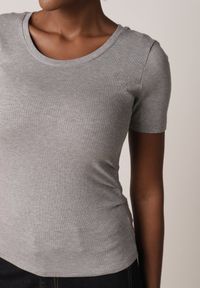 Born2be - Szary Prążkowany T-shirt Ozdobiony po Bokach Marszczeniem Nedisa. Okazja: na co dzień. Kolor: szary. Materiał: prążkowany. Wzór: aplikacja. Styl: casual #2