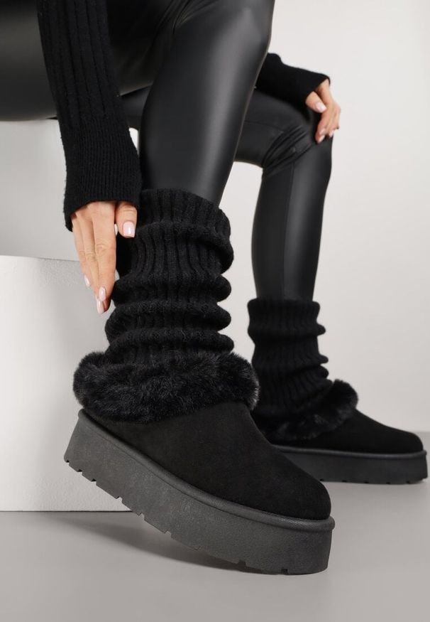 Renee - Czarne Krótkie Śniegowce na Platformie Ozdobione Futerkiem Sewlara. Okazja: na co dzień. Kolor: czarny. Materiał: futro. Wzór: aplikacja. Obcas: na platformie. Styl: casual, street