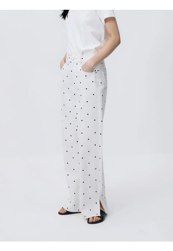 Reserved - Jeansy wide leg w groszki - biały. Kolor: biały. Wzór: grochy