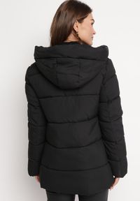 Born2be - Czarna Kurtka Pikowana z Nieodpinanym Kapturem i Suwakami na Dole Nornals. Kolor: czarny. Sezon: zima, jesień #3