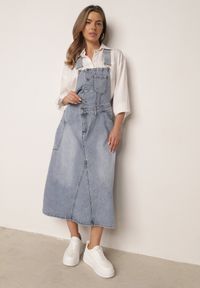 Born2be - Niebieska Trapezowa Sukienka Jeansowa o Kroju Ogrodniczki z Bawełną Peimellia. Okazja: na co dzień. Kolor: niebieski. Materiał: bawełna, jeans. Typ sukienki: trapezowe. Styl: casual #1