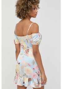 Guess sukienka kolor niebieski mini prosta. Okazja: na co dzień. Kolor: niebieski. Materiał: tkanina. Długość rękawa: na ramiączkach. Typ sukienki: proste. Styl: casual. Długość: mini #3
