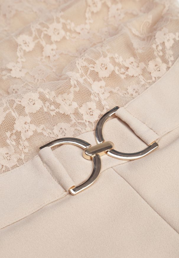 Renee - Jasnobeżowy Kombinezon z Prostymi Nogawkami z Metalową Ozdobą w Talii Lannrive. Okazja: na co dzień. Kolor: beżowy. Wzór: aplikacja. Styl: klasyczny, casual