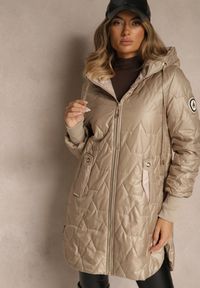 Renee - Ciemnobeżowa Casualowa Kurtka z Kapturem i Pikowanymi Przeszyciami Emmize. Okazja: na co dzień. Typ kołnierza: kaptur. Kolor: beżowy. Materiał: jeans. Styl: casual