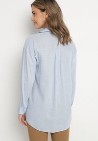 Born2be - Jasnoniebieska Koszula z Lnem i Kieszonką o Kroju Oversize Lianipa. Okazja: na co dzień. Typ kołnierza: kołnierzyk klasyczny. Kolor: niebieski. Materiał: len. Długość rękawa: długi rękaw. Długość: długie. Styl: klasyczny, elegancki, casual #5