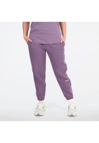 Spodnie damskie New Balance WP33509SHW – fioletowe. Kolor: fioletowy. Materiał: bawełna, dresówka, poliester. Wzór: haft