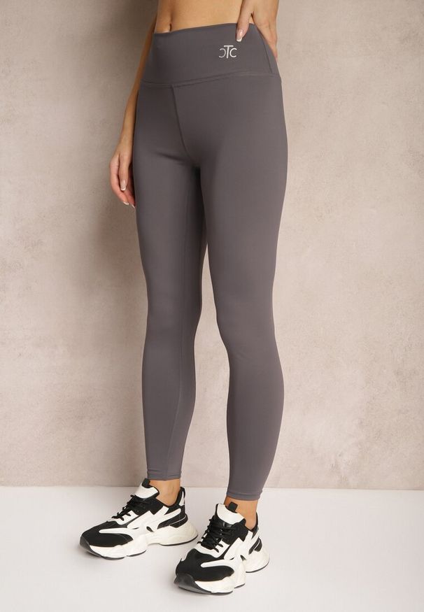 Renee - Ciemnoszare Sportowe Legginsy High Waist z Małym Ozdobnym Znaczkiem Lerilane. Stan: podwyższony. Kolor: szary. Styl: sportowy