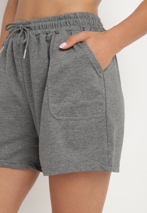 Born2be - Ciemnoszare Szorty Dresowe z Gumką w Talii Marefia. Okazja: na co dzień. Kolor: szary. Materiał: dresówka. Styl: casual
