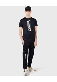 Les Hommes - LES HOMMES - Czarny t-shirt z kontrastowym nadrukiem. Okazja: na co dzień. Kolor: czarny. Materiał: jeans, bawełna. Wzór: nadruk. Styl: casual #3