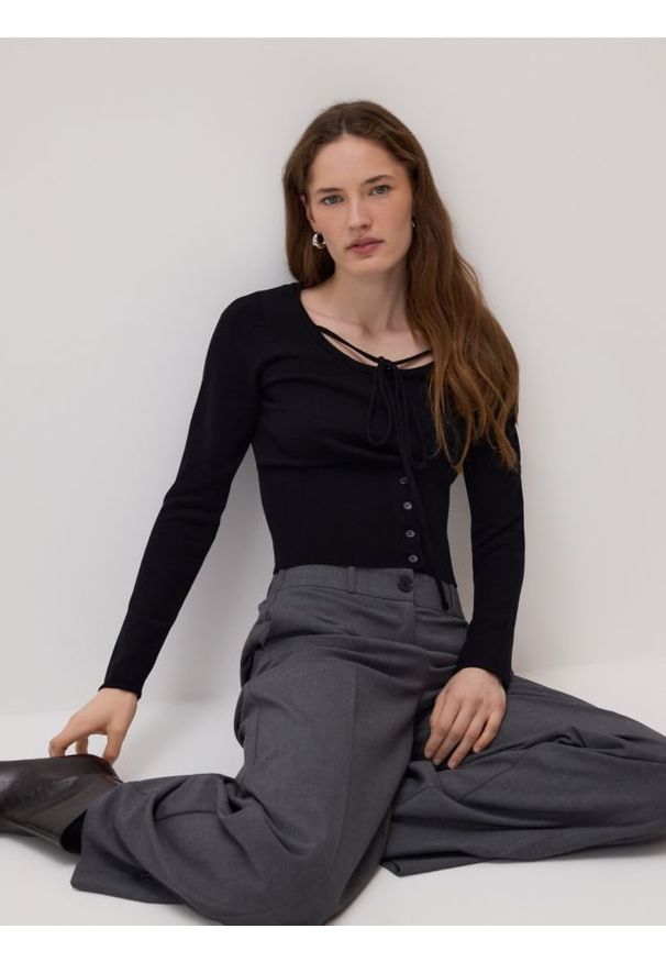 Reserved - Sweter z wiązaniem - czarny. Kolor: czarny. Materiał: dzianina, wiskoza