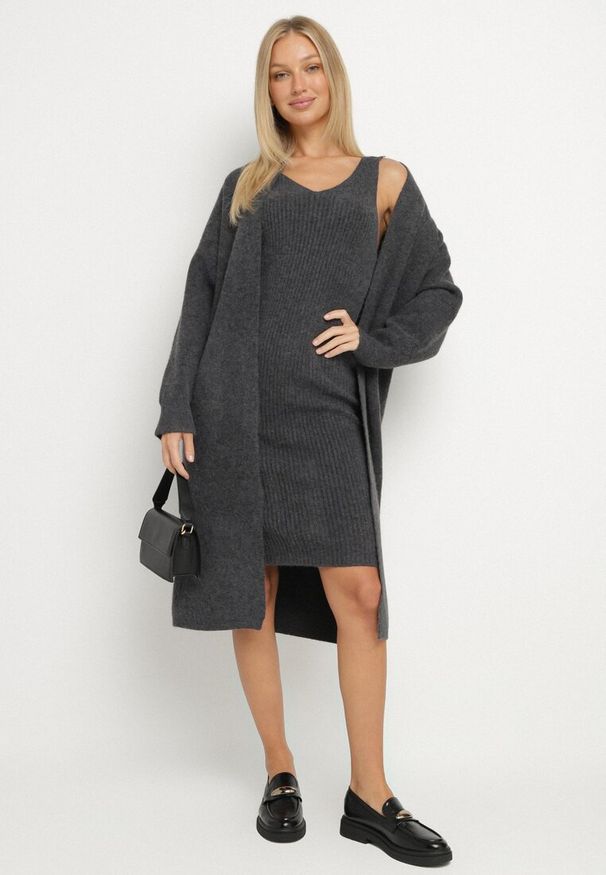 Born2be - Ciemnoszary Komplet Dzianinowy z Wełną Długi Kardigan i Sukienka w Prążki Falandrea. Kolor: szary. Materiał: wełna, dzianina. Wzór: prążki