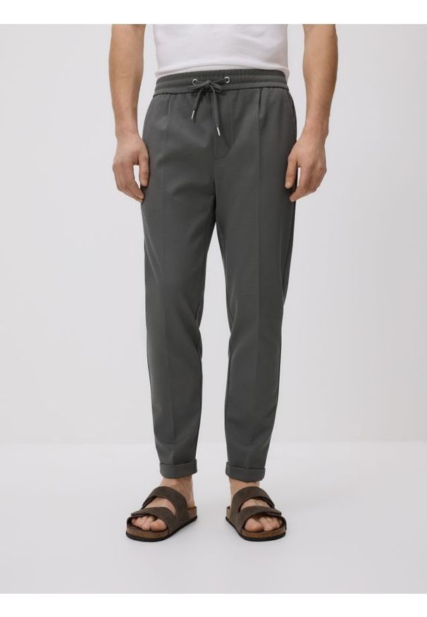 Reserved - Spodnie regular z włóknem bambusowym - zielony. Kolor: zielony. Materiał: włókno