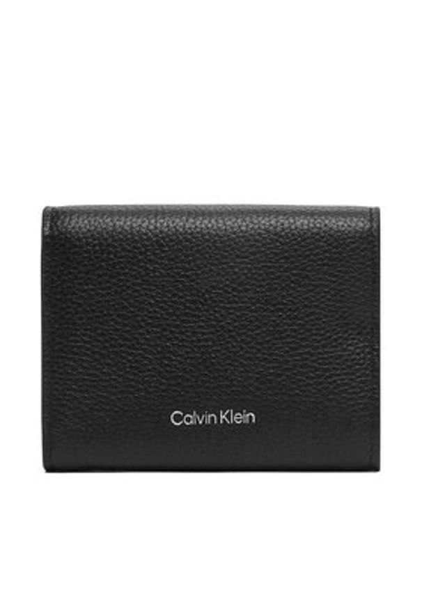 Calvin Klein Portfel Emblem Hw Pebble Trifold W/Zip LV04F1128G Czarny. Kolor: czarny. Materiał: skóra