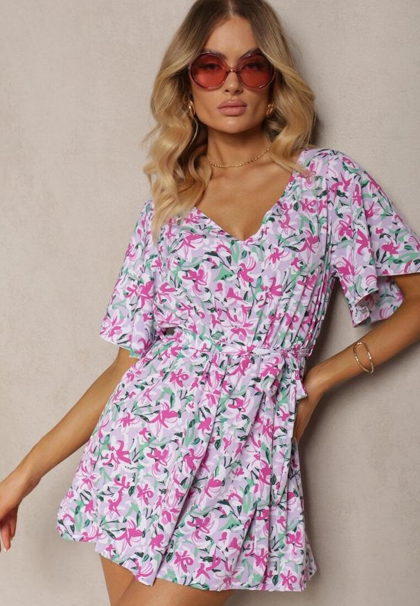 Renee - Jasnofioletowy Kombinezon z Dekoltem w Serek z Gumką w Talii i Materiałowym Paskiem Tessanda. Okazja: na co dzień. Kolor: fioletowy. Materiał: materiał. Styl: elegancki, casual
