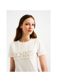 Ochnik - Mleczny T-shirt damski z logo OCHNIK. Okazja: na co dzień. Kolor: biały. Materiał: bawełna. Styl: casual #3