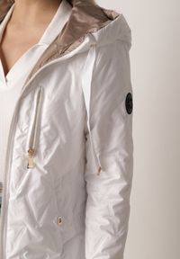 Born2be - Biała Pikowana Kurtka Przejściowa Parka z Kapturem o Długim Kroju z Ozdobą Isaline. Okazja: na co dzień. Typ kołnierza: kaptur. Kolor: biały. Materiał: poliester, dresówka. Długość: długie. Wzór: aplikacja. Styl: casual, klasyczny #7