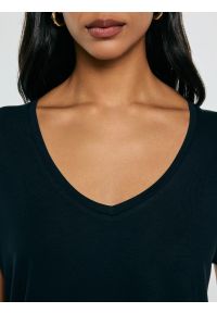 Big-Star - Koszulka damska o luźnym kroju granatowa Valeria 403. Okazja: na co dzień. Typ kołnierza: dekolt w serek. Kolor: niebieski. Materiał: dzianina, skóra, jeans, wiskoza. Styl: casual, klasyczny, elegancki #6