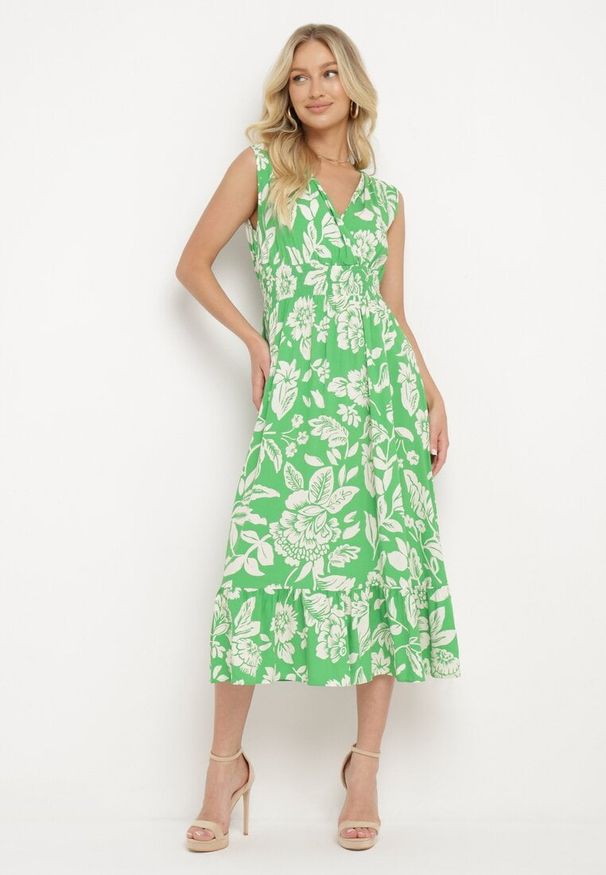 Born2be - Zielona Rozkloszowana Sukienka z Wiskozy w Kwiaty z Gumką w Talii Eranea. Kolor: zielony. Materiał: wiskoza. Wzór: kwiaty. Styl: elegancki