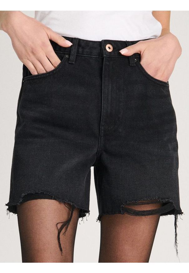Sinsay - Szorty bermudy jeansowe z przetarciami - czarny. Kolor: czarny. Materiał: jeans
