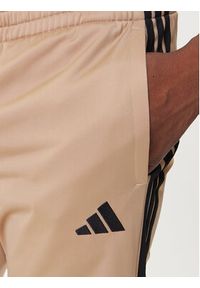 Adidas - adidas Dres Basic 3-Stripes JX5501 Beżowy Regular Fit. Kolor: beżowy. Materiał: syntetyk #4