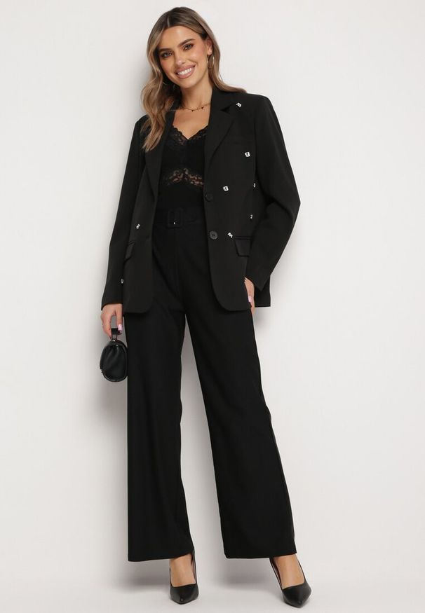 Born2be - Czarna Pudełkowa Marynarka z Kieszeniami i Ozdobnymi Literkami Keletia. Kolor: czarny. Materiał: jeans. Styl: elegancki