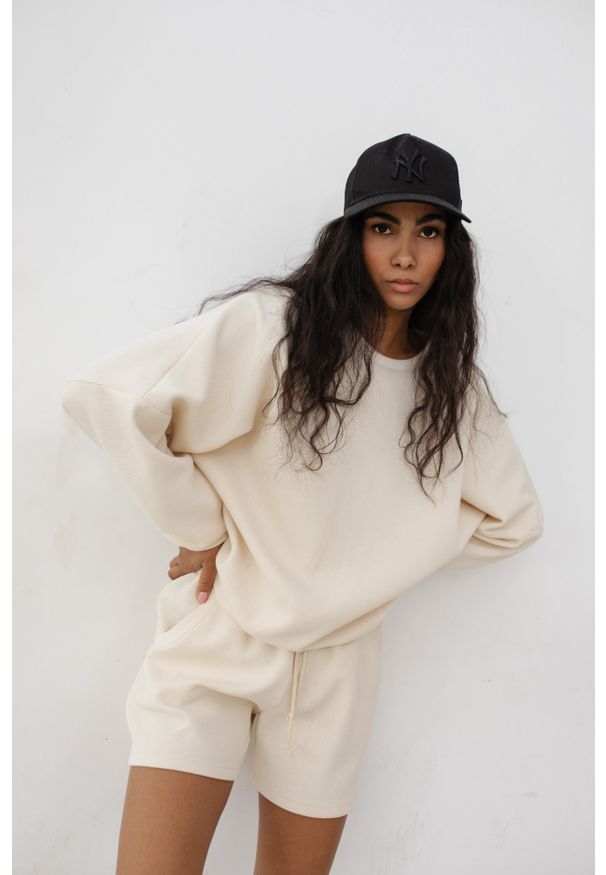 Marsala - Bluza o kroju regular fit z dzianiny WAFLOWEJ w kolorze BRIGHT BEIGE - CODY. Kolor: beżowy. Materiał: dzianina. Długość rękawa: długi rękaw. Długość: długie. Sezon: wiosna, lato