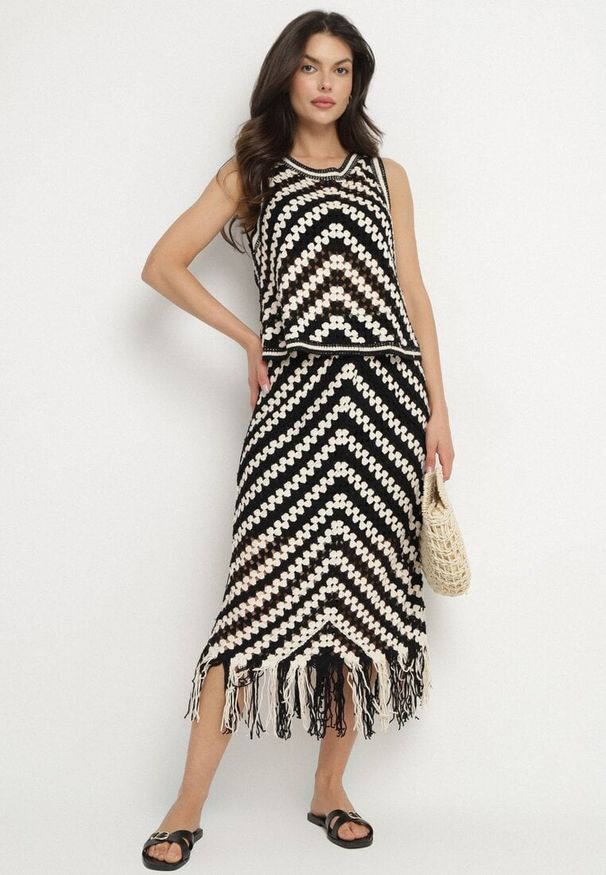 Born2be - Czarna Bawełniana Szydełkowa Bluzka Zisovelle. Okazja: na co dzień. Kolor: czarny. Materiał: bawełna. Wzór: aplikacja. Sezon: lato. Styl: elegancki, casual