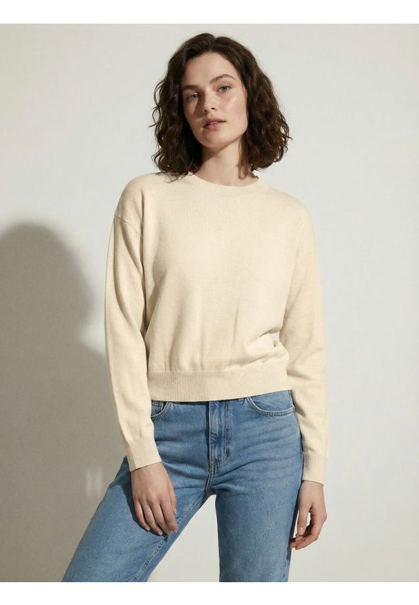 Sinsay - Lekki sweter basic - kremowy. Kolor: kremowy