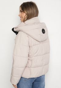 Born2be - Beżowa Oversizowa Kurtka z Pikowanymi Przeszyciami i Kapturem Galimea. Okazja: na co dzień. Kolor: beżowy. Materiał: jeans, poliester. Wzór: aplikacja. Styl: casual, klasyczny #6