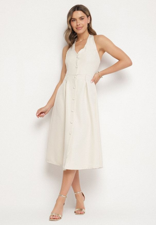 Born2be - Biała Sukienka na Szyję z Ozdobnymi Guzikami Folorea. Kolor: biały