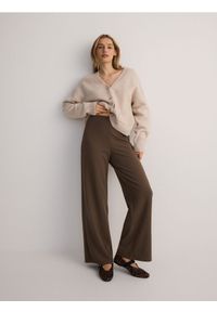 Reserved - Spodnie z szerokimi nogawkami - brązowy. Kolor: brązowy. Materiał: tkanina. Wzór: gładki