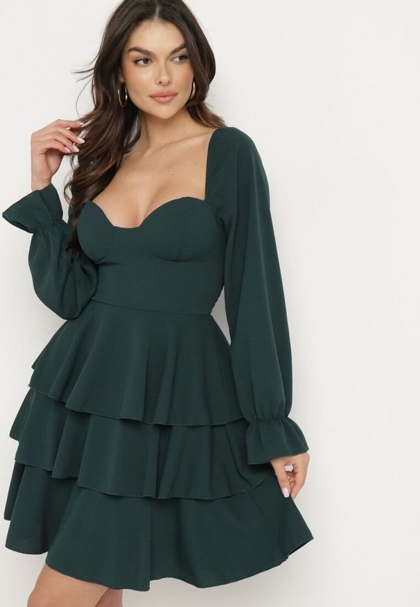 Born2be - Ciemnozielona Rozkloszowana Sukienka z Falbankami i Bufiastymi Rękawami Semithara. Okazja: na co dzień. Typ kołnierza: kołnierz z falbankami. Kolor: zielony. Wzór: aplikacja. Styl: elegancki, casual, klasyczny
