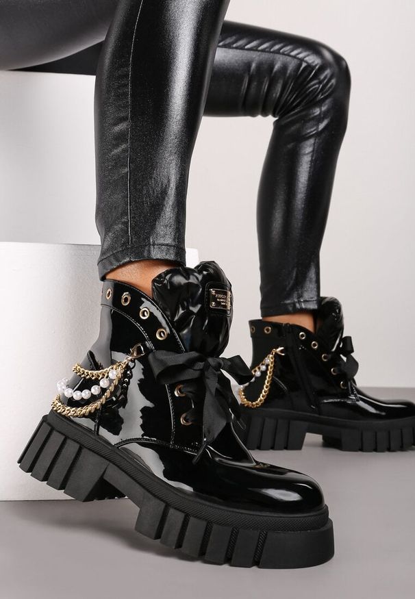 Born2be - Czarne Botki na Grubej Podeszwie Ozdobione Perełkami i Łańcuchami Terivina. Okazja: na co dzień. Kolor: czarny. Materiał: jeans, skóra. Wzór: aplikacja. Styl: elegancki, casual