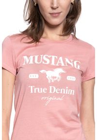 Mustang - DAMSKI T-SHIRT MUSTANG ALINA C PRINT 1010733 8433. Okazja: na imprezę. Materiał: bawełna, jeans, skóra, denim. Długość rękawa: krótki rękaw. Długość: krótkie. Wzór: nadruk. Sezon: lato. Styl: elegancki, klasyczny