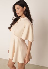 Born2be - Beżowa Elegancka Sukienka Rozkloszowana z Narzutką Imitującą Pelerynkę Faneno. Okazja: na randkę. Kolor: beżowy. Typ sukienki: proste, rozkloszowane. Styl: elegancki #4