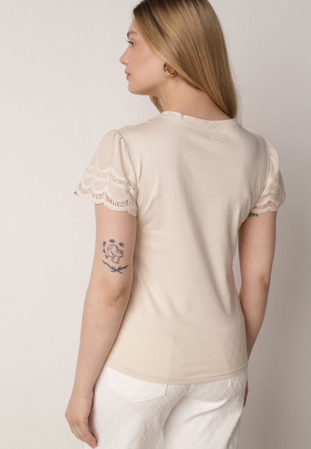 Born2be - Beżowy Bawełniany T-shirt z Koronkowymi Rękawami Carilynore. Okazja: na co dzień. Kolor: beżowy. Materiał: bawełna, koronka. Styl: casual, klasyczny, elegancki