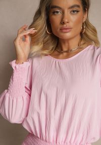 Renee - Jasnoróżowa Bluzka z Wiskozą Ozdobiona Ściągaczami Tosara. Okazja: na co dzień. Kolor: różowy. Materiał: wiskoza. Długość rękawa: długi rękaw. Długość: długie. Wzór: aplikacja. Styl: casual