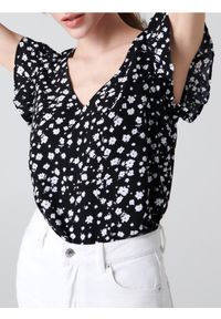 Sinsay - Wiskozowa bluzka ze wzorem - czarny. Kolor: czarny. Materiał: wiskoza #1