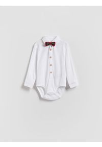 Reserved - Bawełniane body z muszką - biały. Kolor: biały. Materiał: bawełna #1