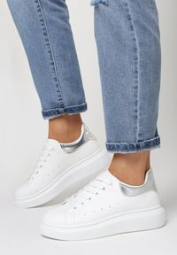 Born2be - Biało-Srebrne Sneakersy Phoebia. Nosek buta: okrągły. Kolor: biały. Szerokość cholewki: normalna #1