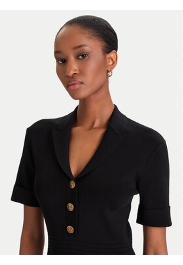 Guess Sukienka dzianinowa W5YK29 Z0130 Czarny Slim Fit. Kolor: czarny. Materiał: wiskoza, syntetyk