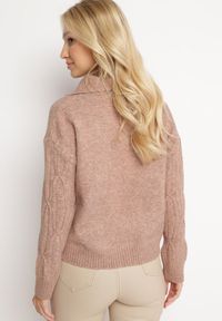 Born2be - Ciemnobeżowy Klasyczny Sweter w Ozdobny Splot Mulls. Kolor: beżowy. Materiał: dzianina, tkanina. Wzór: ze splotem. Styl: klasyczny #3