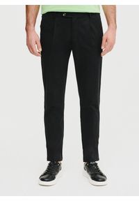 Pako Lorente - PAKO LORENTE - Czarne spodnie z zaszewkami. Okazja: na co dzień. Kolor: czarny. Materiał: elastan, bawełna. Wzór: gładki. Styl: casual