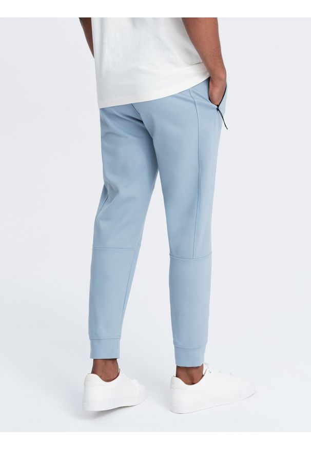 Ombre Clothing - Spodnie męskie dresowe joggery na gumce z przeszyciami – jasnoniebieskie V2. Kolor: niebieski. Materiał: dresówka. Wzór: aplikacja