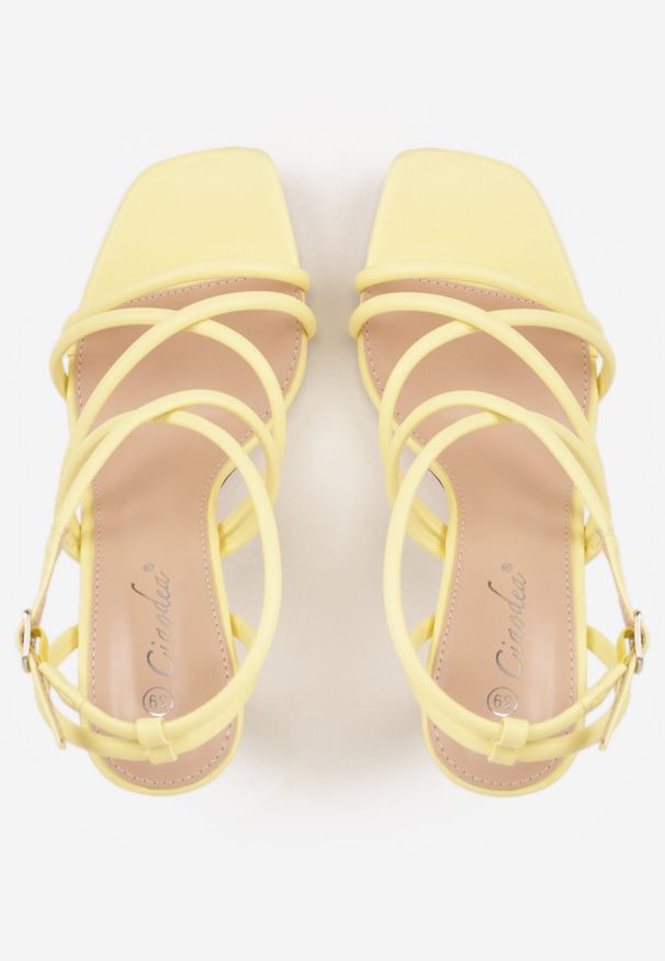 Born2be - Żółte Sandały na Geometrycznej Szpilce z Kwadratowym Noskiem Myssesis. Okazja: na co dzień. Zapięcie: sprzączka. Kolor: żółty. Wzór: geometria. Sezon: lato. Styl: wizytowy, casual, elegancki