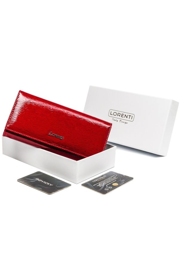 LORENTI - Portfel damski czerwony Lorenti 72401-SH NAPIS RED. Kolor: czerwony. Materiał: skóra, lakier. Wzór: napisy